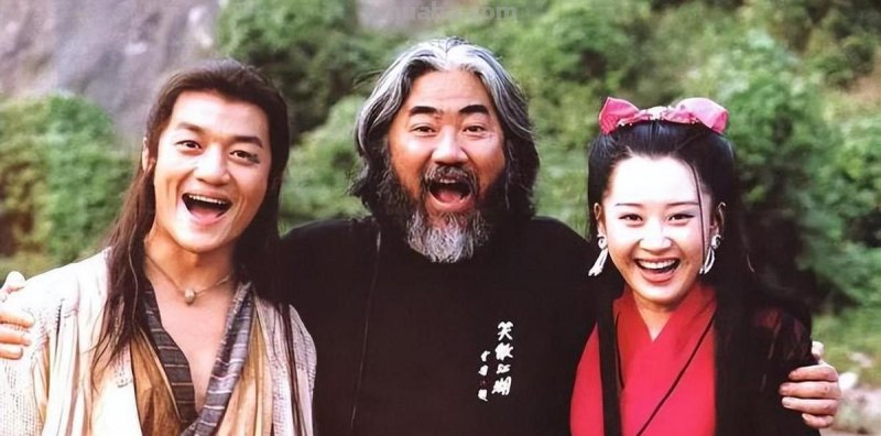 张纪中72岁生日宴，小娇妻与闺蜜团玩Cosplay庆生，还给他喊老爷