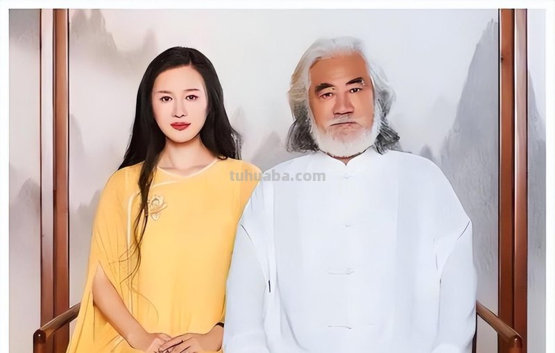 张纪中72岁生日宴，小娇妻与闺蜜团玩Cosplay庆生，还给他喊老爷