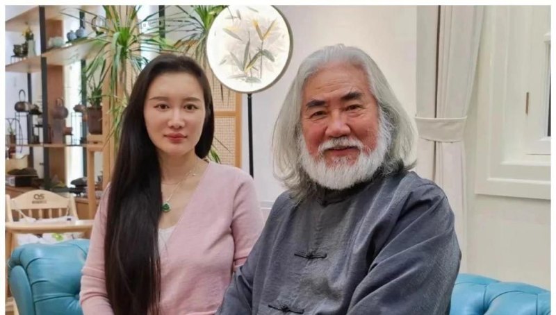 张纪中72岁生日宴，小娇妻与闺蜜团玩Cosplay庆生，还给他喊老爷