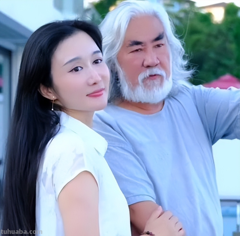 张纪中72岁生日宴，小娇妻与闺蜜团玩Cosplay庆生，还给他喊老爷