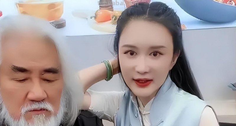 张纪中72岁生日宴，小娇妻与闺蜜团玩Cosplay庆生，还给他喊老爷