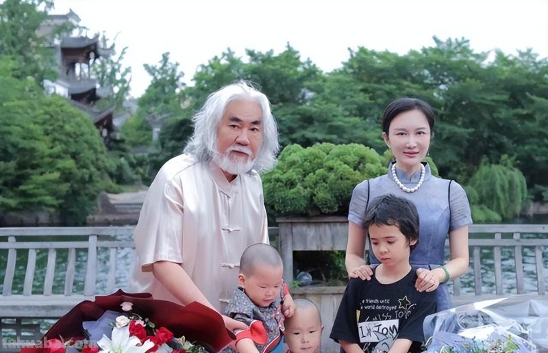 张纪中72岁生日宴，小娇妻与闺蜜团玩Cosplay庆生，还给他喊老爷