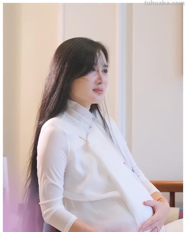 张纪中72岁生日宴，小娇妻与闺蜜团玩Cosplay庆生，还给他喊老爷