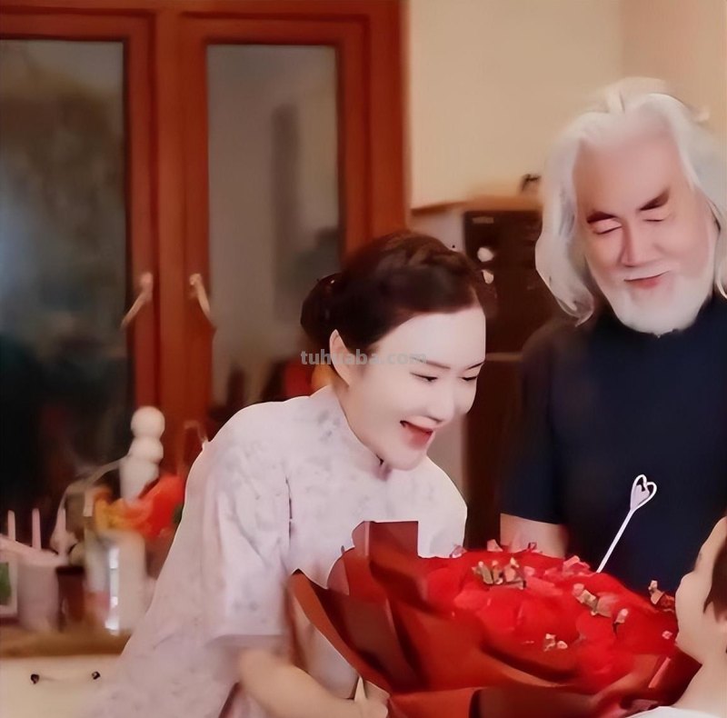 张纪中72岁生日宴，小娇妻与闺蜜团玩Cosplay庆生，还给他喊老爷