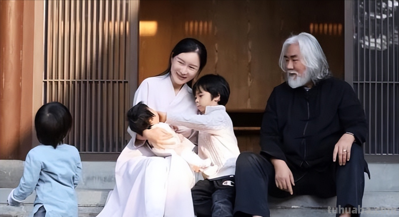 张纪中72岁生日宴，小娇妻与闺蜜团玩Cosplay庆生，还给他喊老爷