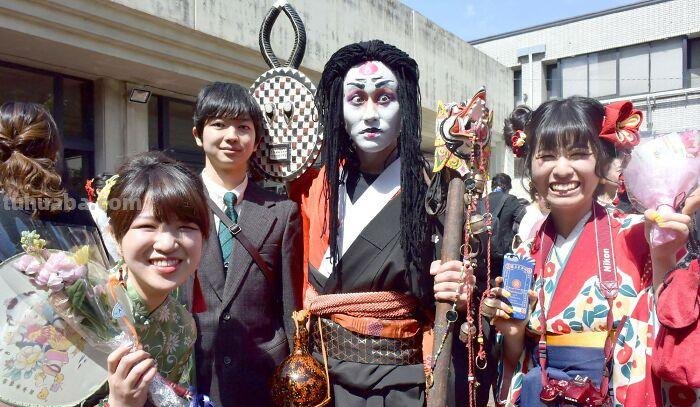 2022日本京都大学毕业典礼，上演cosplay，有人扮演中国宫女