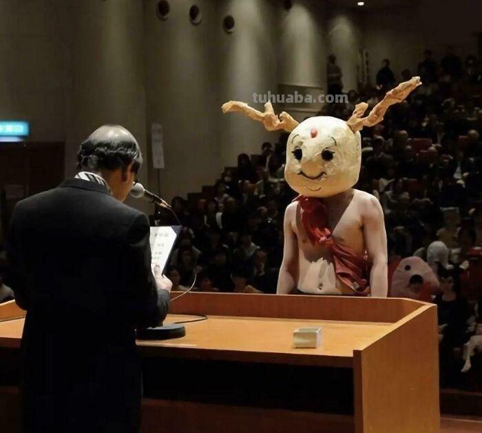 2022日本京都大学毕业典礼，上演cosplay，有人扮演中国宫女