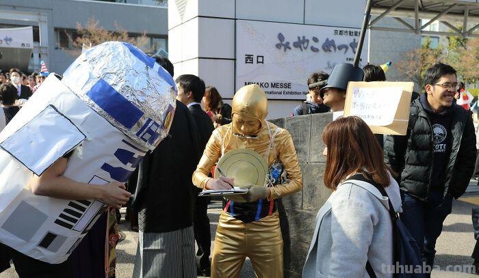 2022日本京都大学毕业典礼，上演cosplay，有人扮演中国宫女