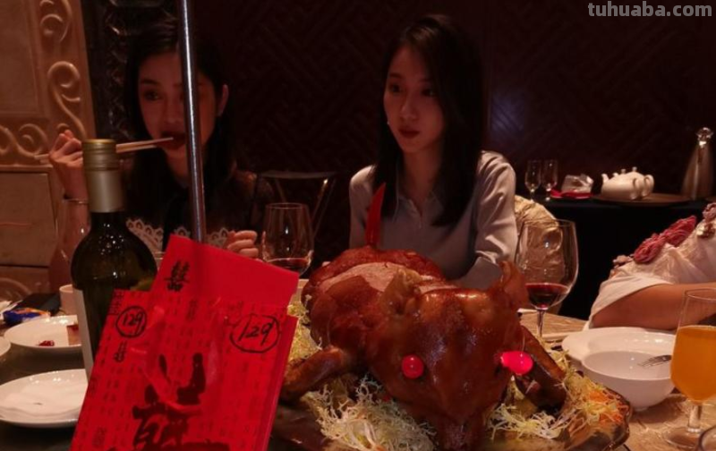 北京8位老人相聚天上人间，点了一桌子美食，结账时竟然被免单了