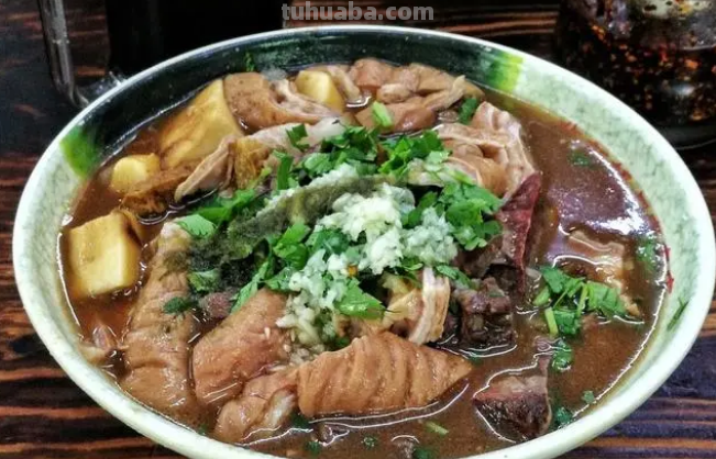 北京8位老人相聚天上人间，点了一桌子美食，结账时竟然被免单了