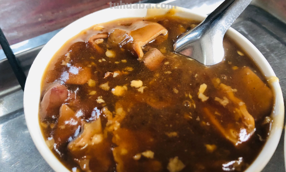 北京8位老人相聚天上人间，点了一桌子美食，结账时竟然被免单了