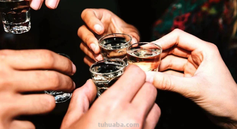 晚饭时喜欢喝2两白酒的人，如今身体咋样了，常喝酒的人建议了解