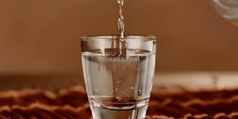 晚饭时喜欢喝2两白酒的人，如今身体咋样了，常喝酒的人建议了解