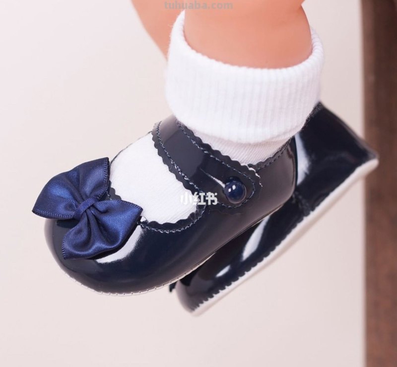 宝宝的第一双学步鞋怎么选?什么样的鞋子穿起来更舒服呢?