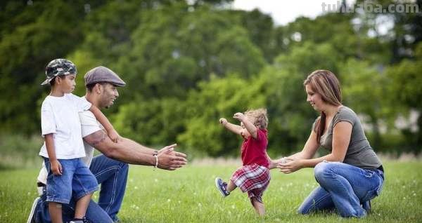 宝宝的第一双学步鞋怎么选?什么样的鞋子穿起来更舒服呢?