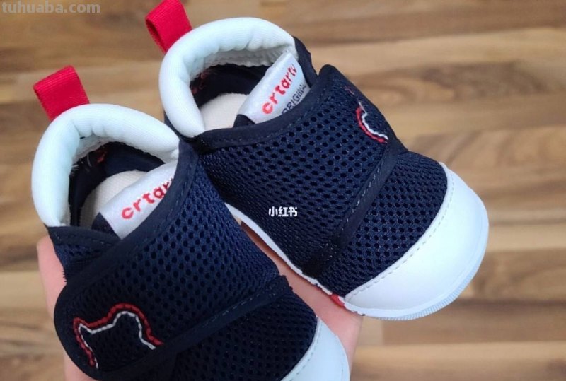 宝宝的第一双学步鞋怎么选?什么样的鞋子穿起来更舒服呢?