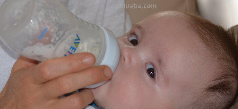 宝宝出现了哪四种表现,暗示着他已经吃饱了?