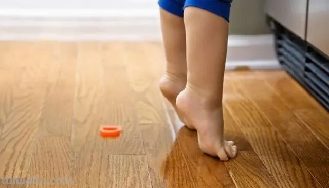 为什么孩子会一直踮脚走路?家长该如何帮助孩子纠正这个行为?