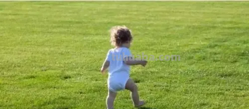 为什么孩子会一直踮脚走路?家长该如何帮助孩子纠正这个行为?