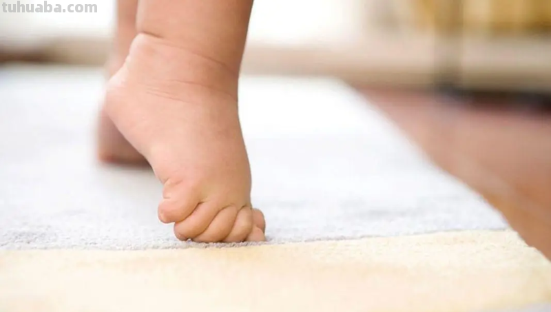 为什么孩子会一直踮脚走路?家长该如何帮助孩子纠正这个行为?