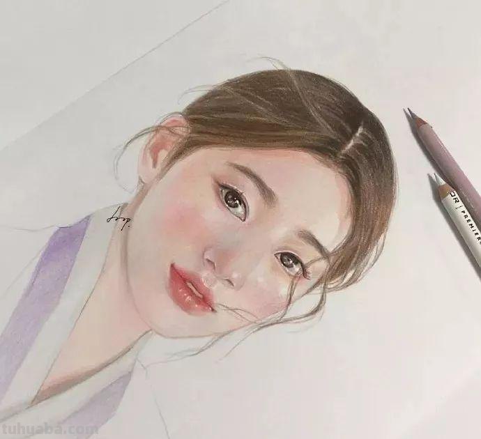 360度无死角的小姐姐，没想到是用彩铅画出来的