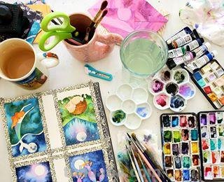 色彩绚丽、唯美梦幻的水彩插画，描绘了一个美好的童话世界