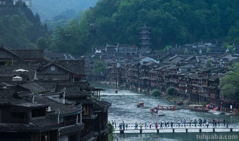 儿童画教程｜探寻传统民居《正在消失的吊脚楼》