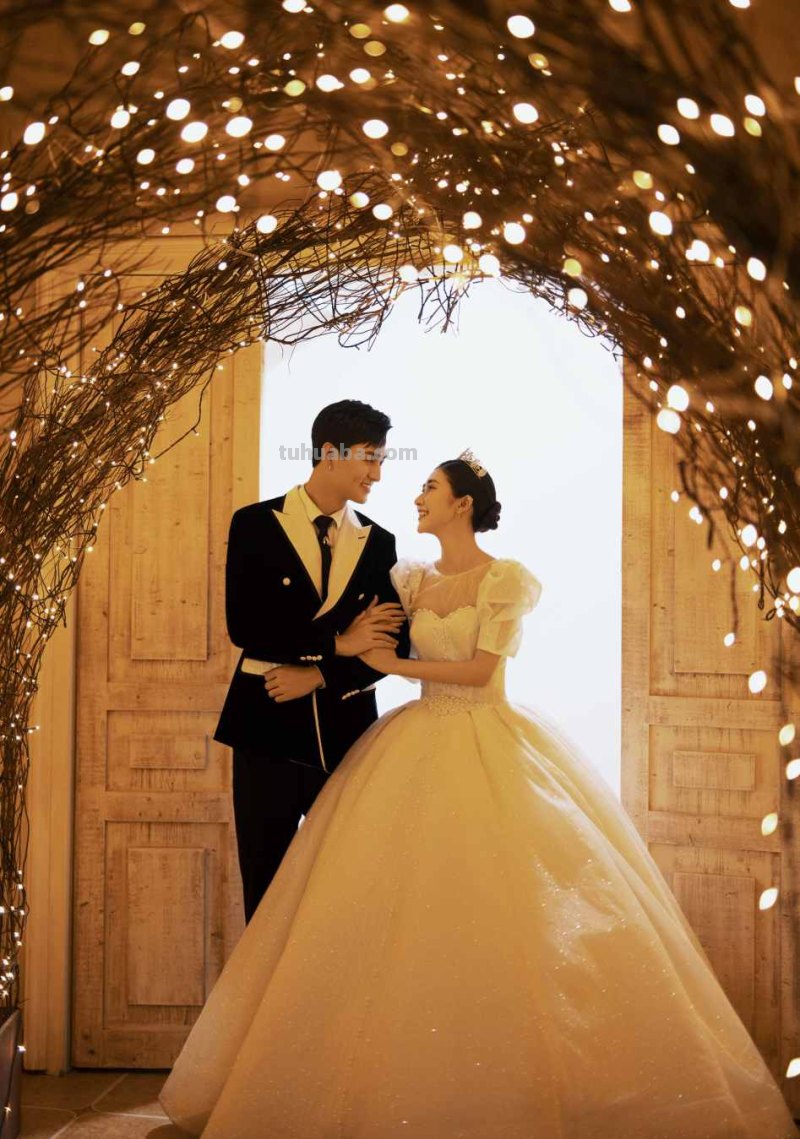 拍婚纱照不会摆pose？七个万能姿势让你拍照秒出片