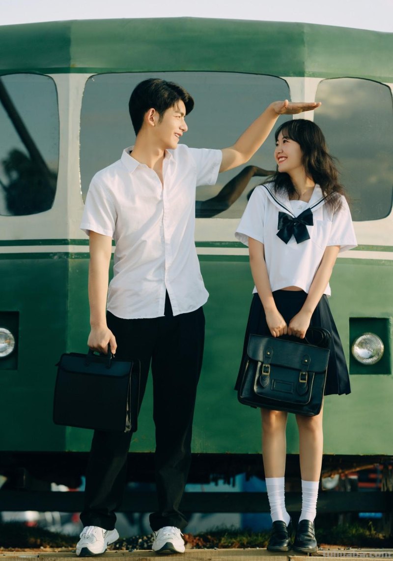 拍婚纱照不会摆pose？七个万能姿势让你拍照秒出片