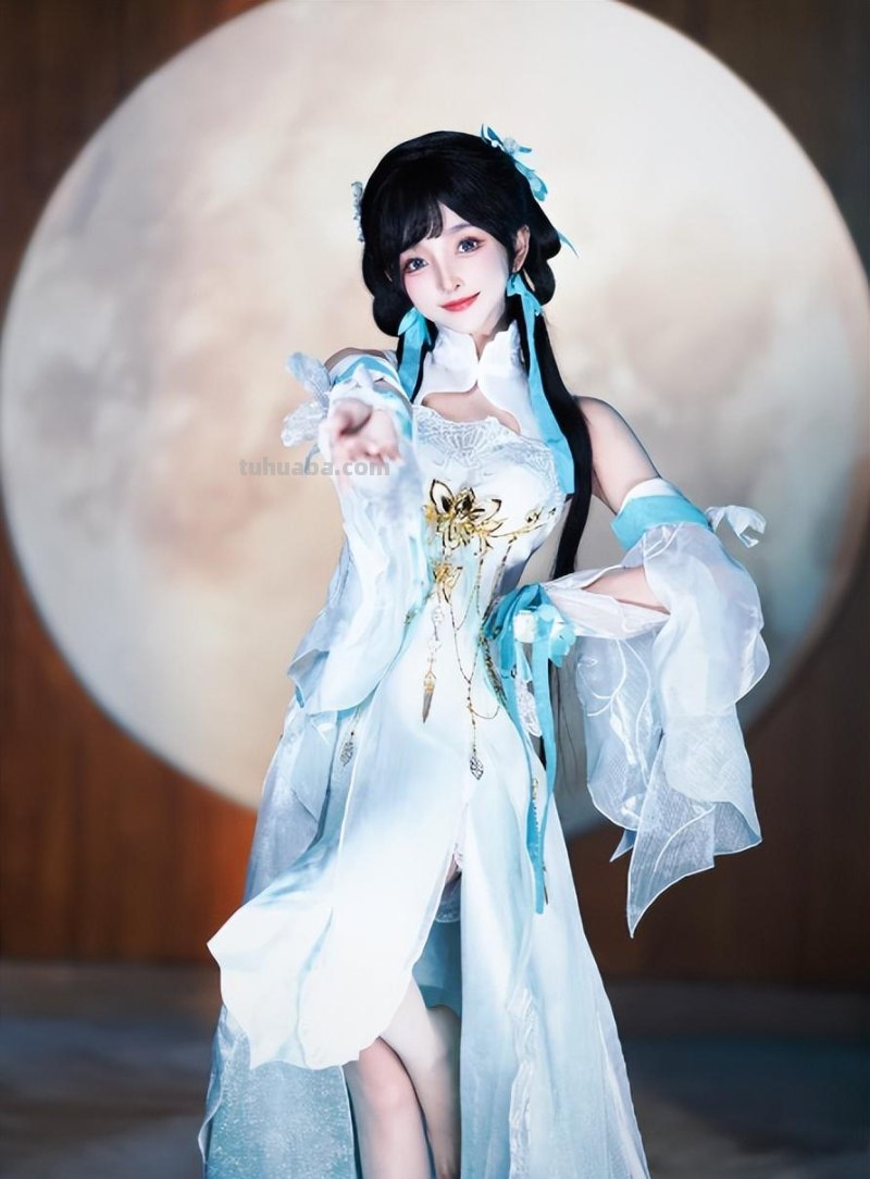 国风甜妹Coser有心机?原地三小时摆了上百个pose，一夜成汉服女神