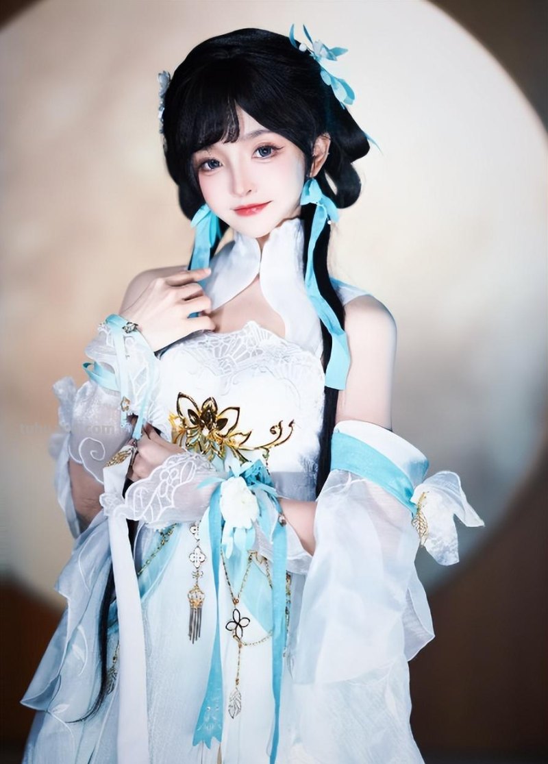 国风甜妹Coser有心机?原地三小时摆了上百个pose，一夜成汉服女神