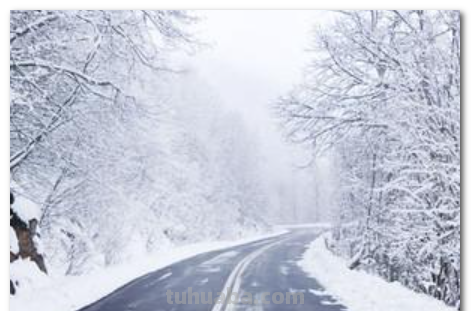 消防员雪天在空地踩出一辆简笔画版“消防车”,你印象深刻的雪地画是什么...