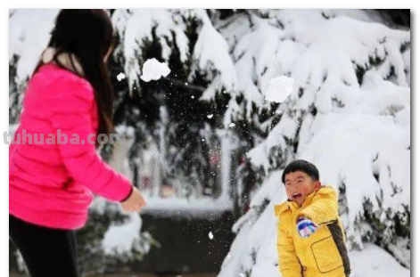 消防员雪天在空地踩出一辆简笔画版“消防车”,你印象深刻的雪地画是什么...