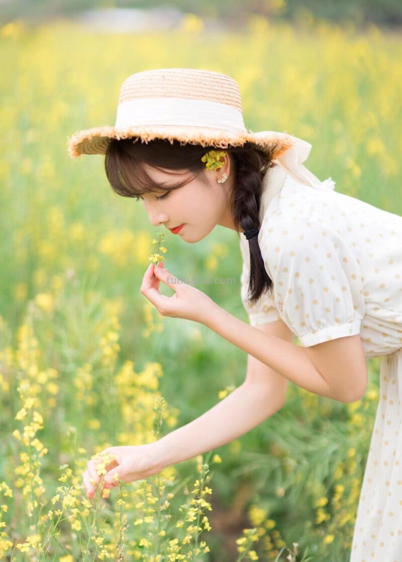 想要做到随时随地拍美照，拍照姿势学一学，上镜惊艳人很美