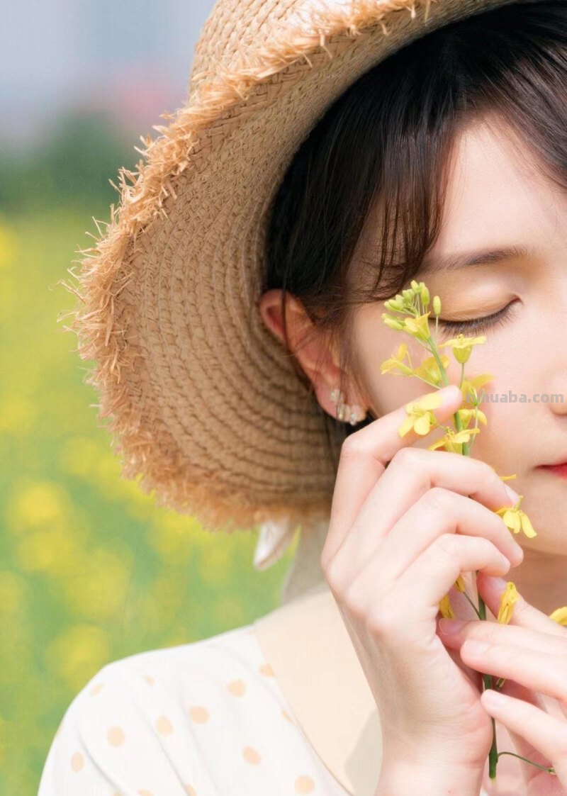 想要做到随时随地拍美照，拍照姿势学一学，上镜惊艳人很美