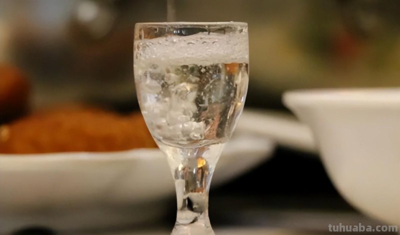 请客喝酒时，这4款白酒值得用来招待客人，既有面子又有里子