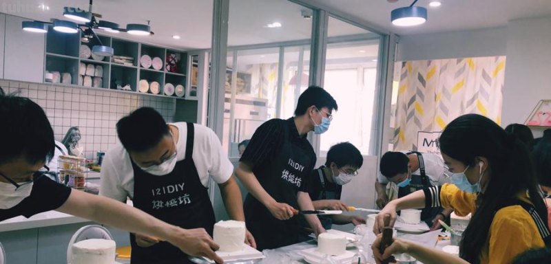 天气炎热，也挡不住慢友们动手制作甜蜜的热情-烘焙蛋糕DIY