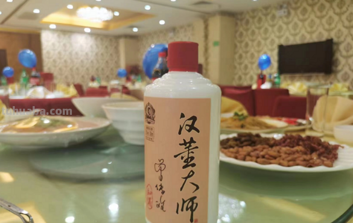 云南农村酒席“怪象”，白酒啤酒“堆成山”，却没有人喝，为啥？