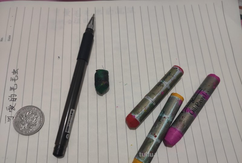 在家和小朋友一起画画，用硬币就能画出毛毛虫了