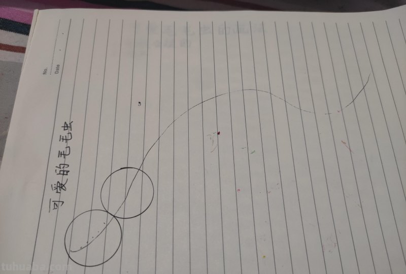 在家和小朋友一起画画，用硬币就能画出毛毛虫了