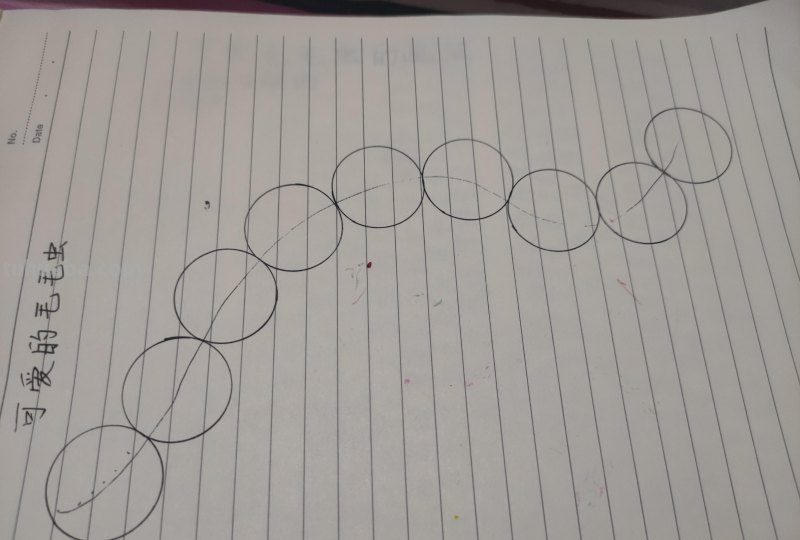 在家和小朋友一起画画，用硬币就能画出毛毛虫了