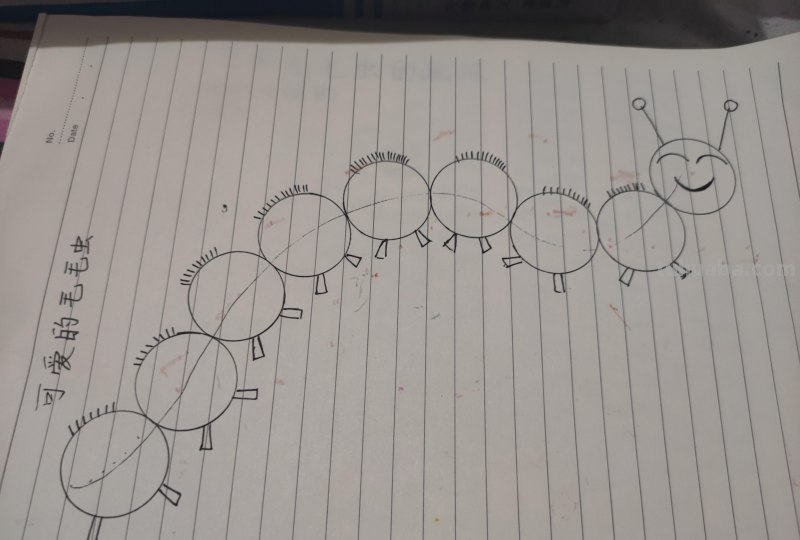 在家和小朋友一起画画，用硬币就能画出毛毛虫了