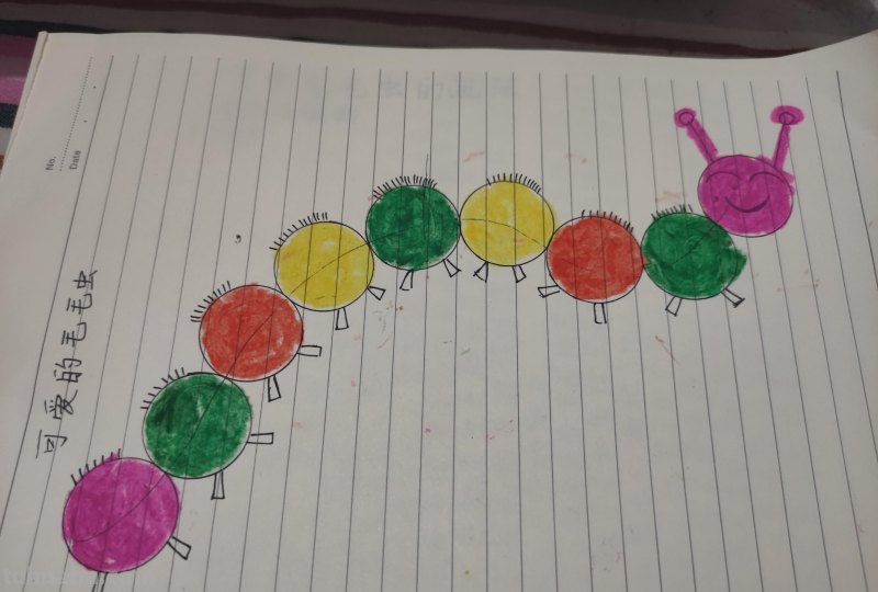 在家和小朋友一起画画，用硬币就能画出毛毛虫了