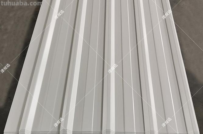 白色彩钢瓦图片，白色彩钢的优势与应用 