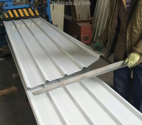 白色彩钢瓦图片，白色彩钢的优势与应用 