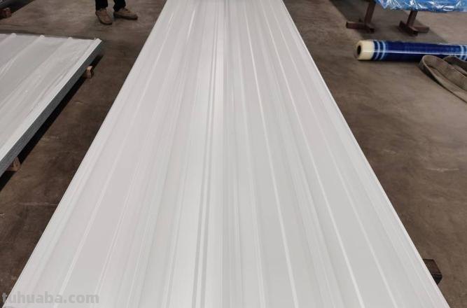 白色彩钢瓦图片，白色彩钢的优势与应用 