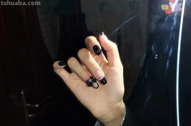 黑色彩绘美甲：打造个性十足的时尚指尖 