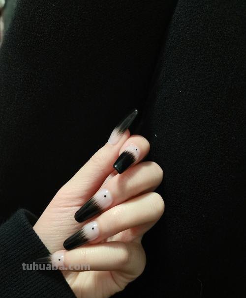 黑色彩绘美甲：打造个性十足的时尚指尖 