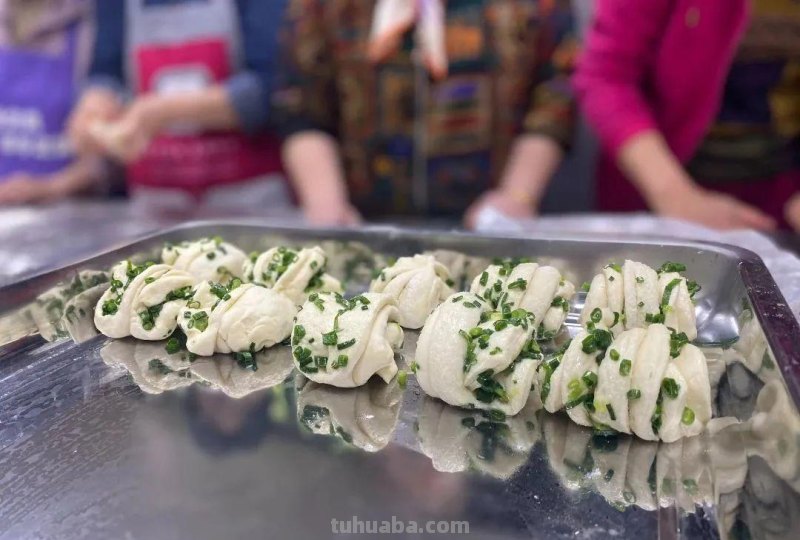 假期在家自制花卷，五个步骤就能做好→