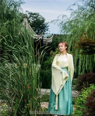 AI绘画国风美女绿色系列服饰第2组,可作为现代汉服设计的思路哦